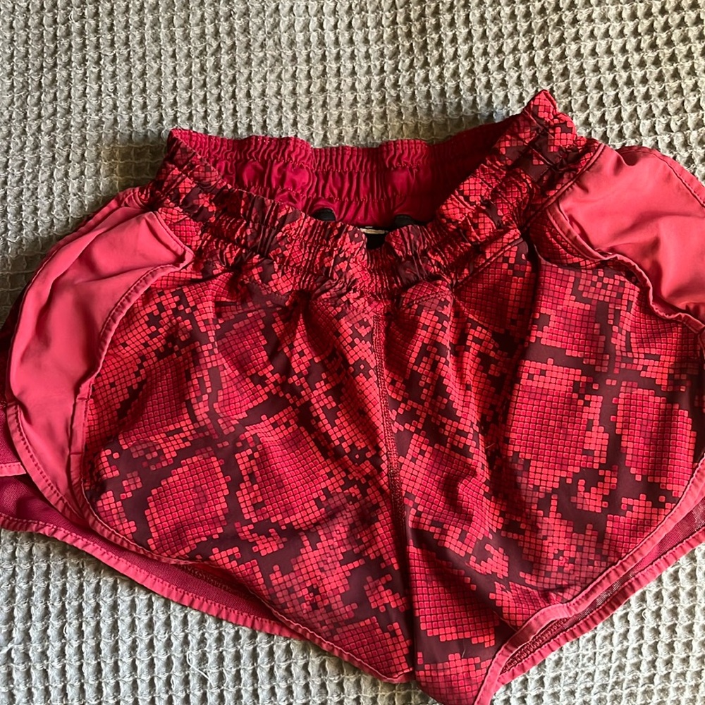 LULULEMON SIZE 4 HOTTY HOT SHORTS